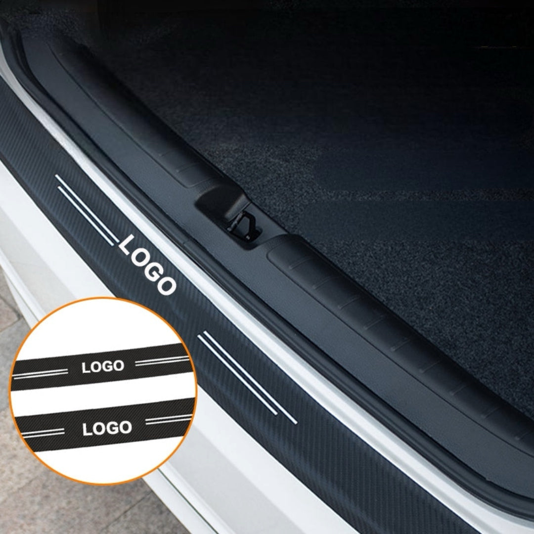 Automobiļa bagāžas nodalījuma uzlīme