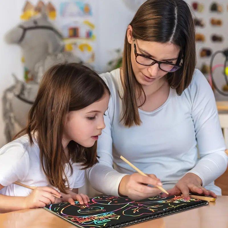 Varavīksnes skrāpēšanas burtnīca ar koka irbuli