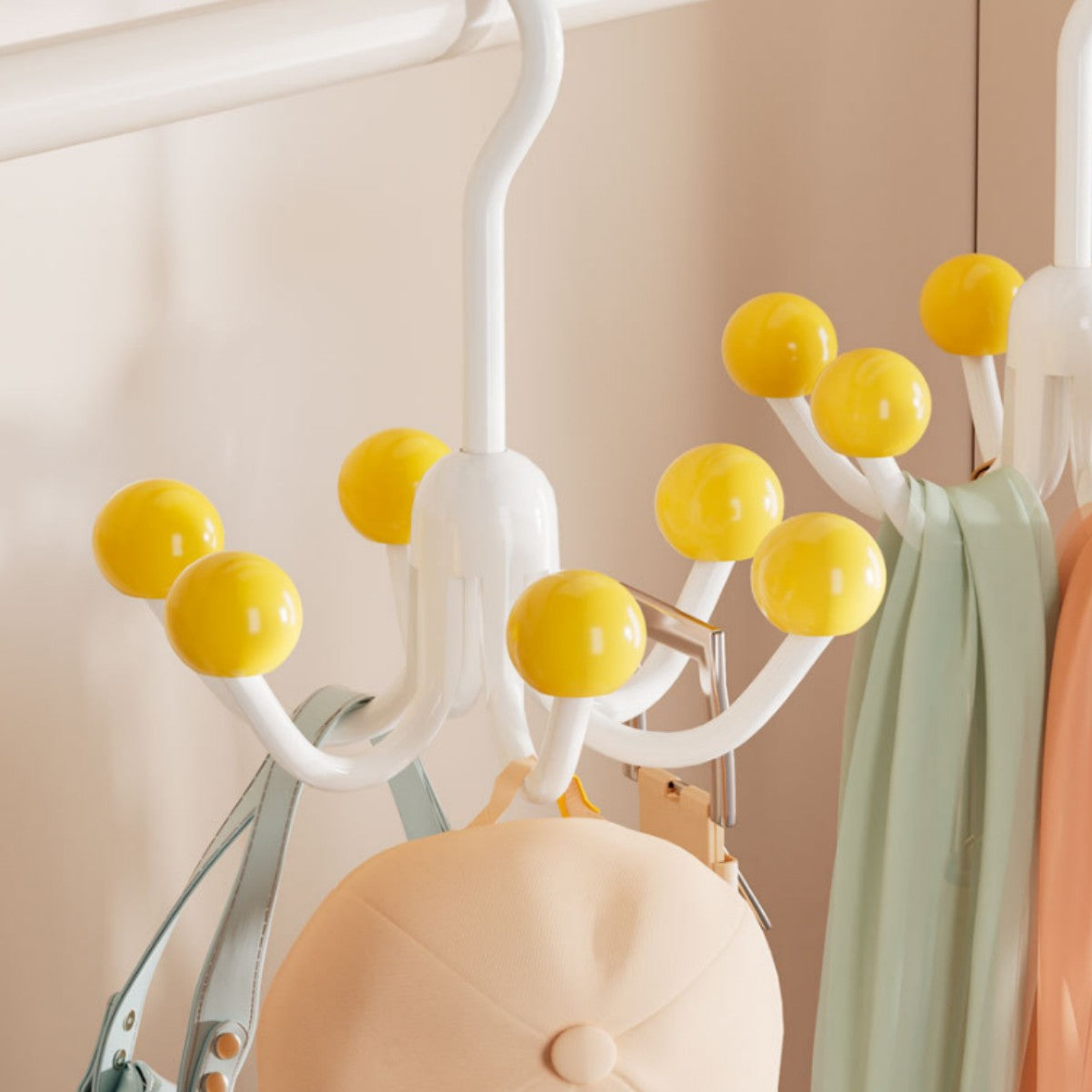 360° rotējošs džemperu un somiņu turētājs