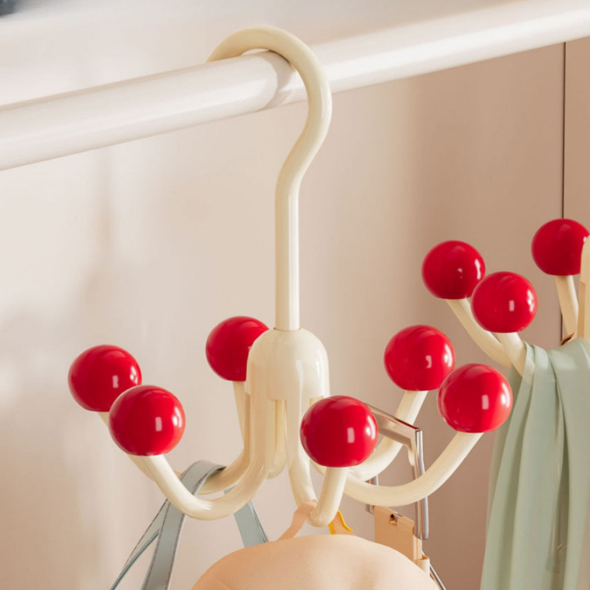 360° rotējošs džemperu un somiņu turētājs