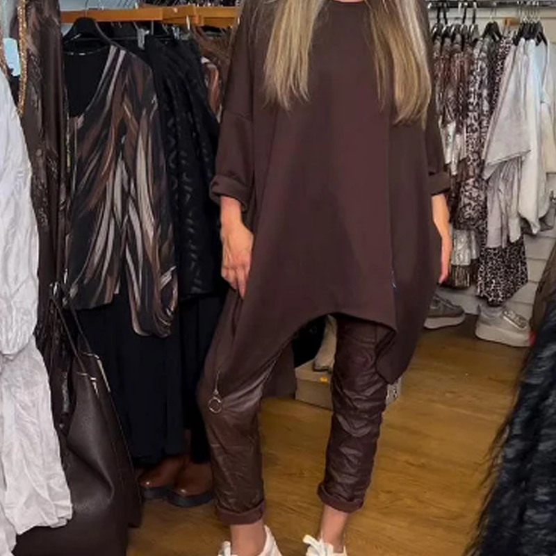 Divdaļīgs komplekts: brīvs, neregulāras piegriezuma tops un vienkrāsainas bikses