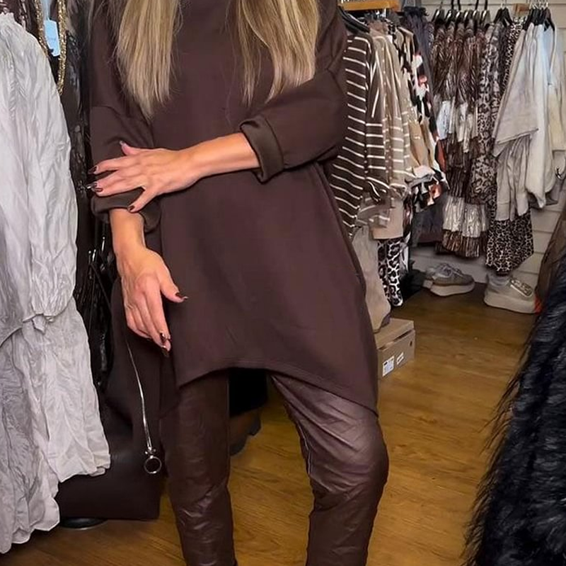 Divdaļīgs komplekts: brīvs, neregulāras piegriezuma tops un vienkrāsainas bikses